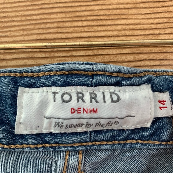 TORRID HIGH RISE DENIM SHORT CUT OFF JEAN SHORTS - Picture 3 of 7
